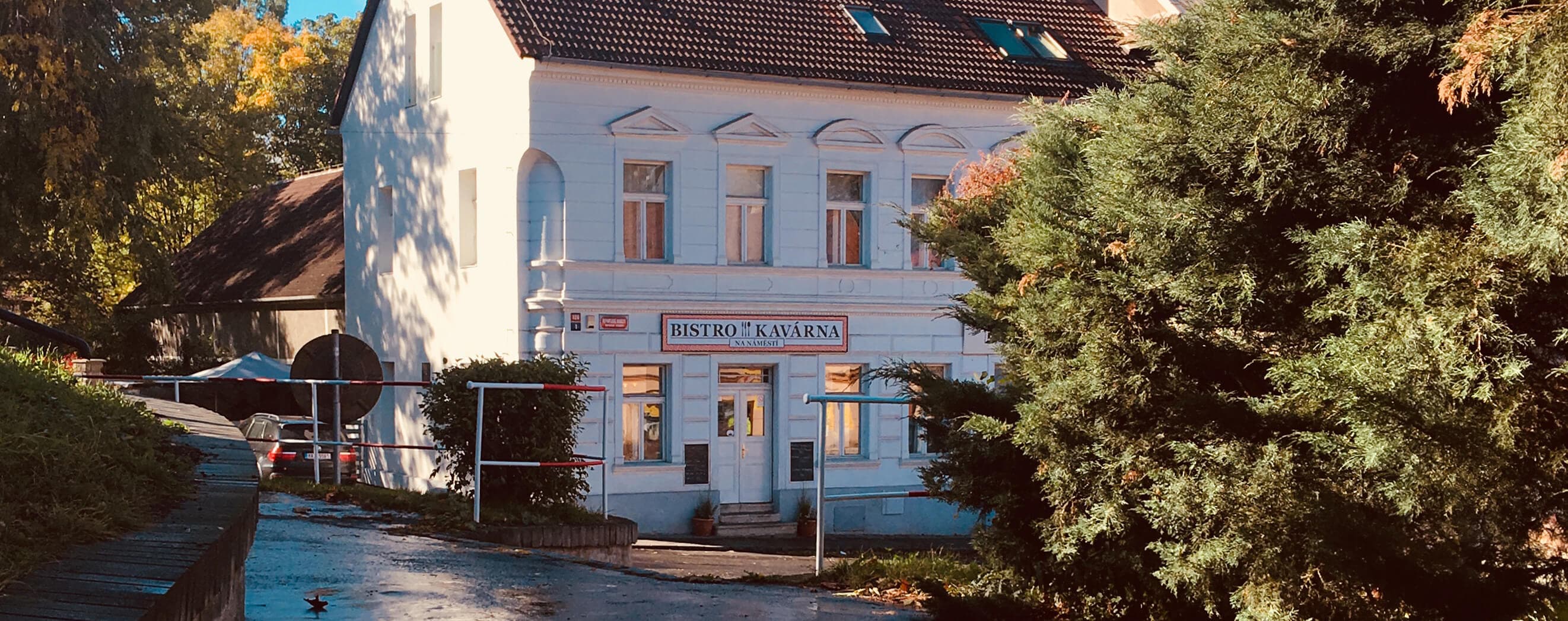 Bistro a Kavárna Na náměstí — dům na Řeporyjském náměstí